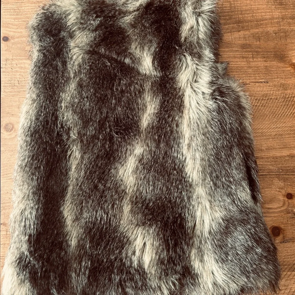 Girls GAP faux fur vest in size L zipper up with pockets